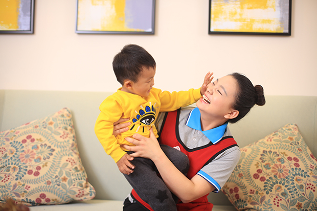 家庭早教師需要什么條件？早教師與幼兒園老師哪個職業(yè)好？