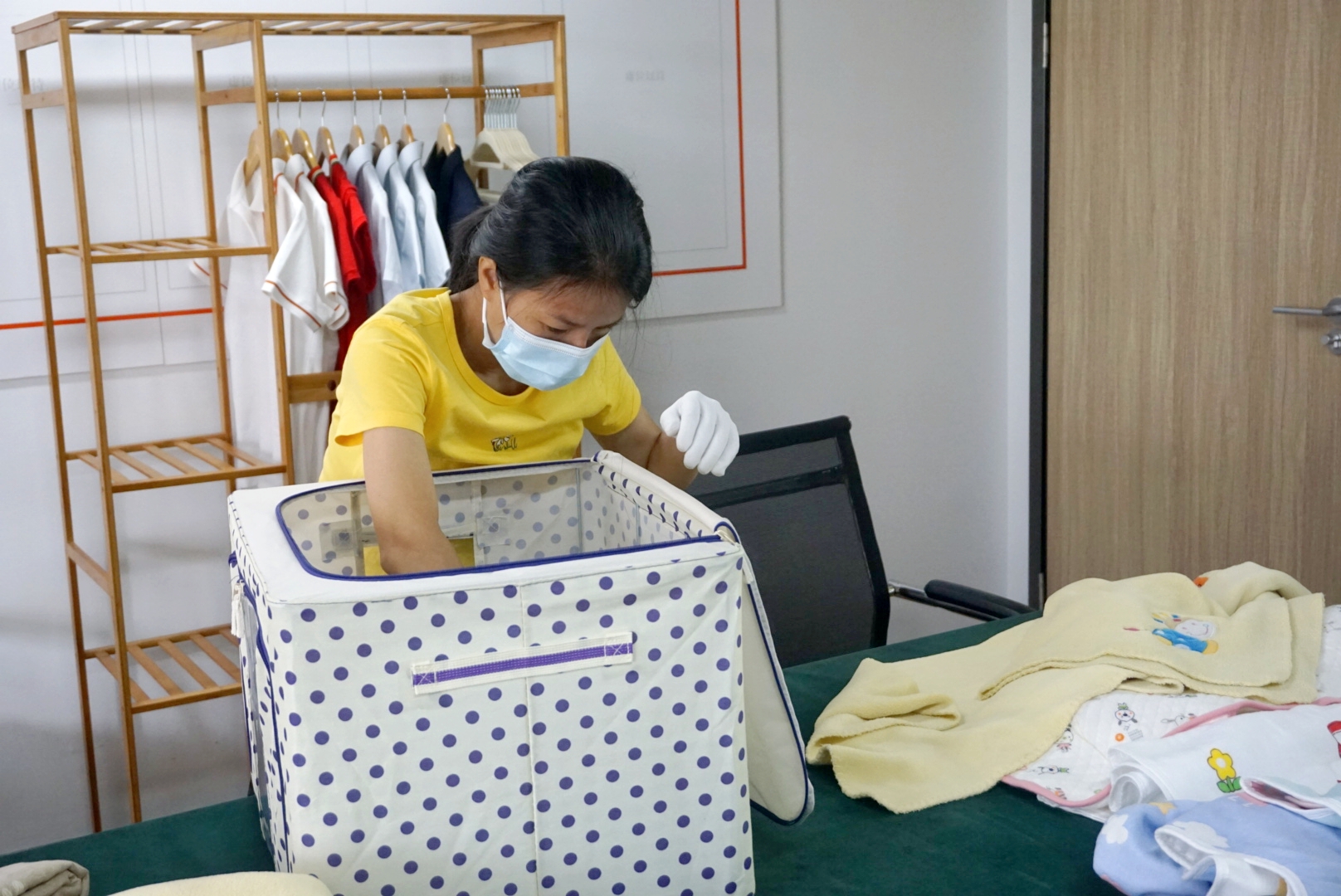 家里衣服多很亂？家政服務(wù)員告訴你收納神器，這樣做多少衣服都能裝下！