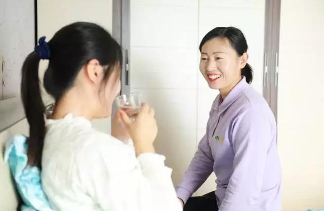 月嫂上戶時如何與雇主家人友好溝通？聽聽金牌月嫂怎么說！